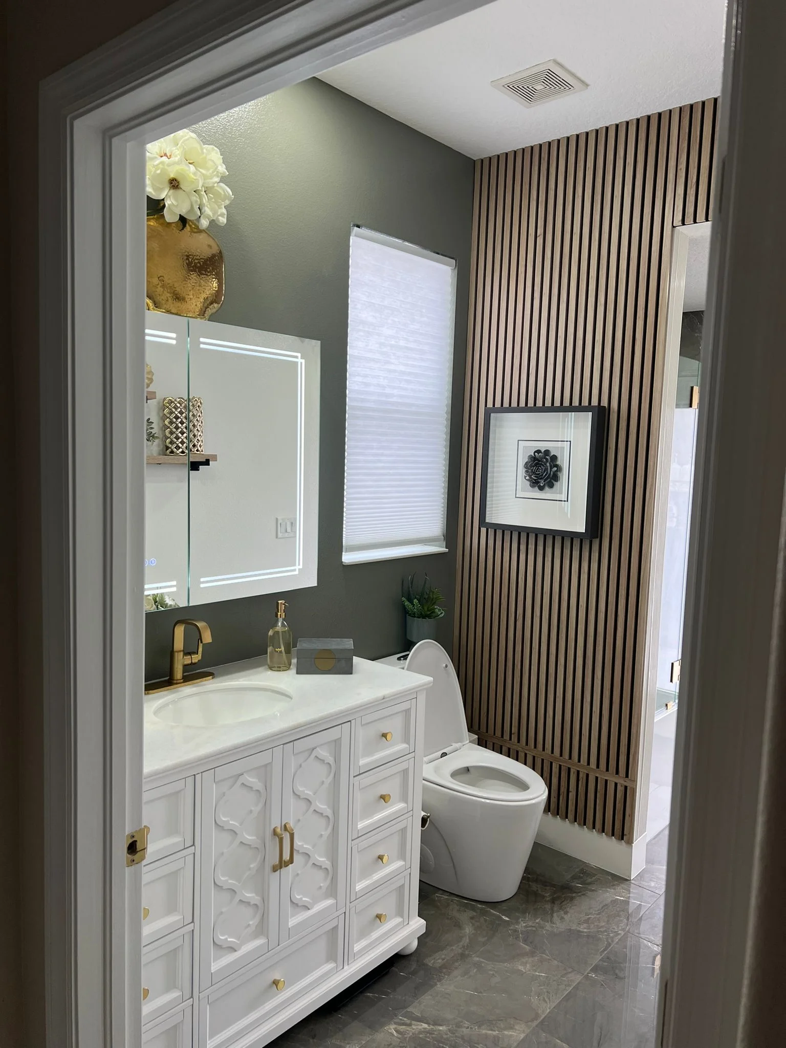 Dated bathroom before remodeling in Brandon FL